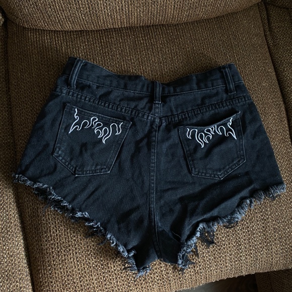 Black raw dentin jean shorts - Picture 3 of 6